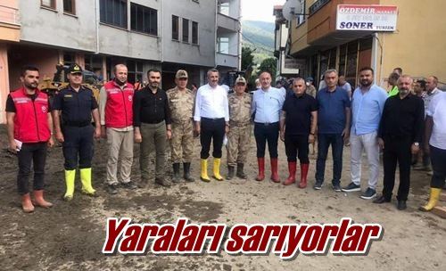 Yaraları sarıyorlar