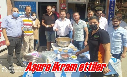 Aşure ikram ettiler