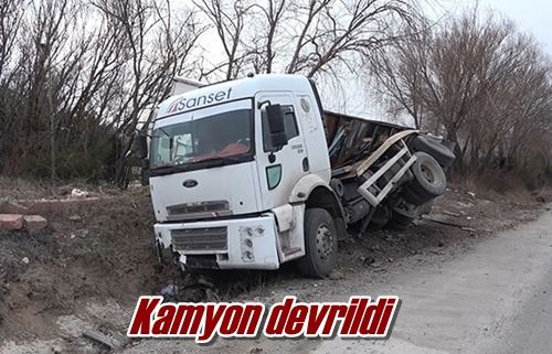 Kamyon devrildi