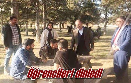 Öğrencileri dinledi