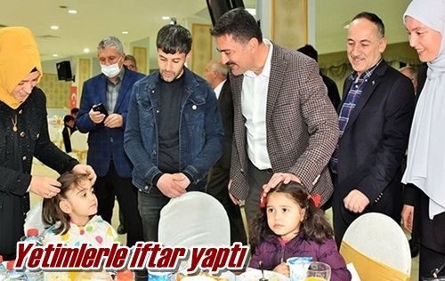 Yetimlerle iftar yaptı