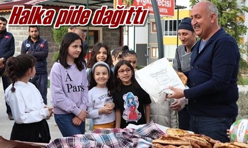 Halka pide dağıttı