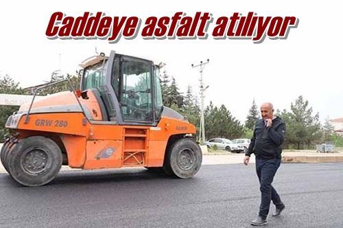 Caddeye asfalt atılıyor