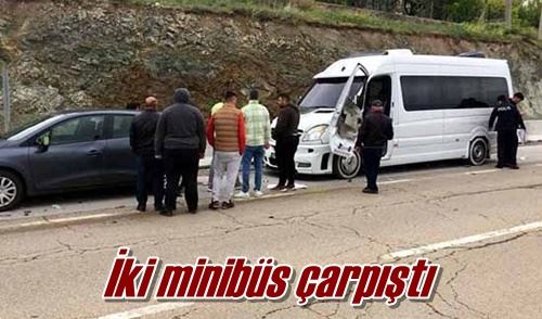 İki minibüs çarpıştı