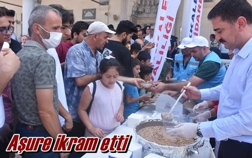 Aşure ikram etti