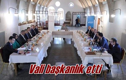 Vali başkanlık etti