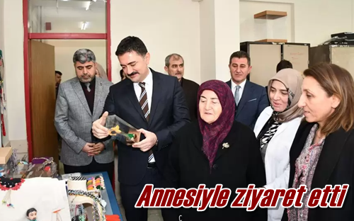 Annesiyle ziyaret etti
