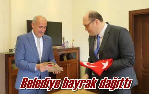 Belediye bayrak dağıttı