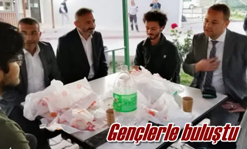 Gençlerle buluştu