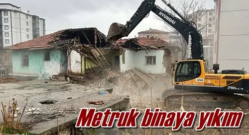 Metruk binaya yıkım