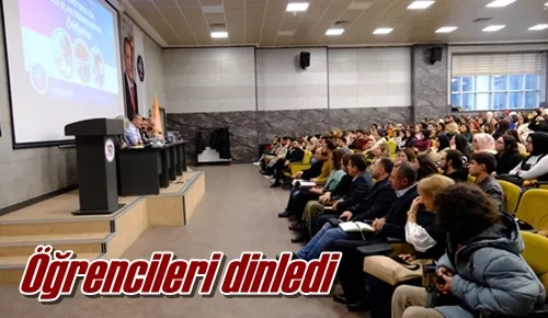 Öğrencileri dinledi