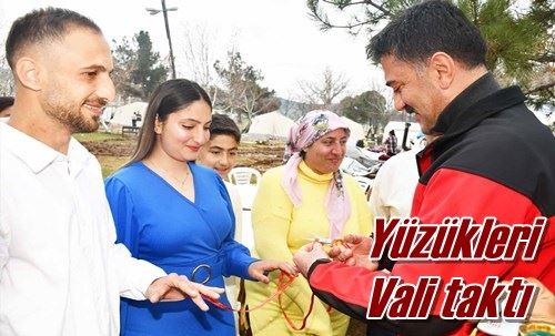 Yüzükleri Vali taktı