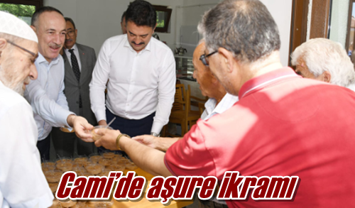 Cami’de aşure ikramı