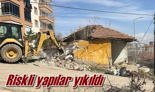 Riskli yapılar yıkıldı