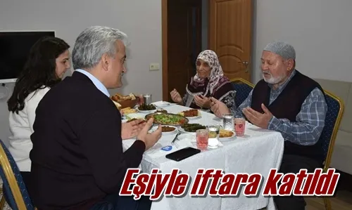 Eşiyle iftara katıldı