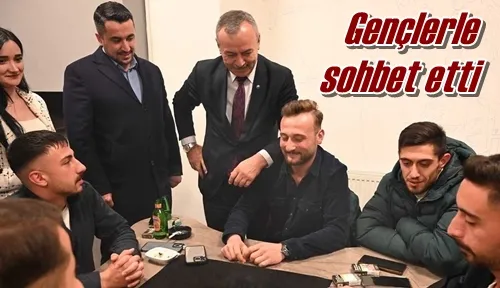 Gençlerle sohbet etti