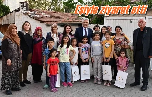 Eşiyle ziyaret etti