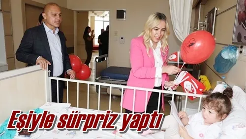 Eşiyle sürpriz yaptı