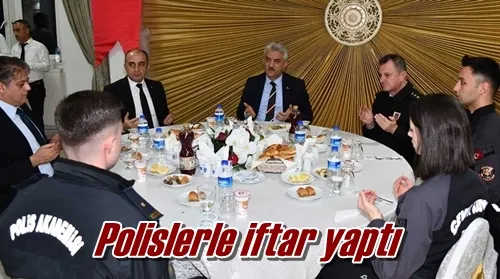 Polislerle iftar yaptı