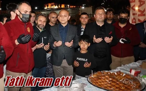 Tatlı ikram etti