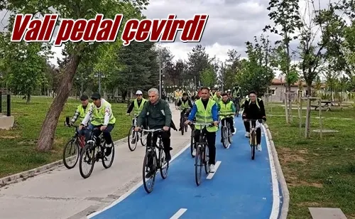 Vali pedal çevirdi