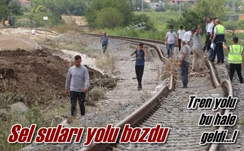 Sel suları yolu bozdu