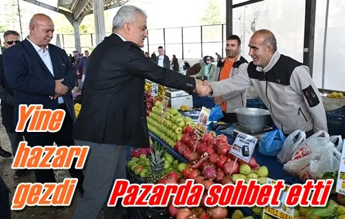 Pazarda sohbet etti
