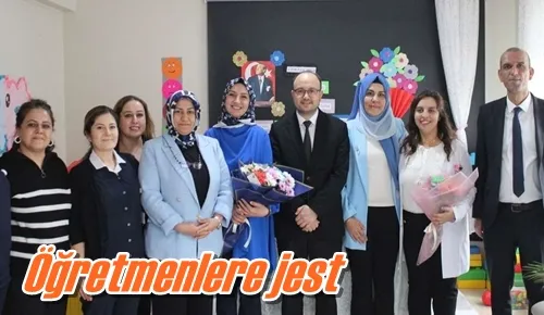Öğretmenlere jest