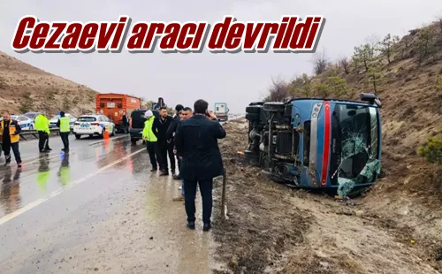 Cezaevi aracı devrildi