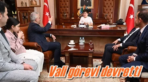Vali görevi devretti