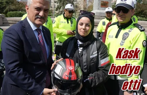 Kask hediye etti