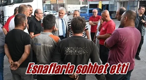 Esnaflarla sohbet etti