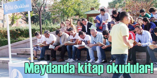Meydanda Kitap Okudular