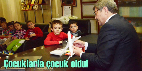 Çocuklarla Eğlendi