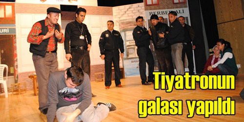 Tiyatroyu Binlerce Kişi İzledi
