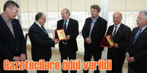 Gazetecilere plaket verildi