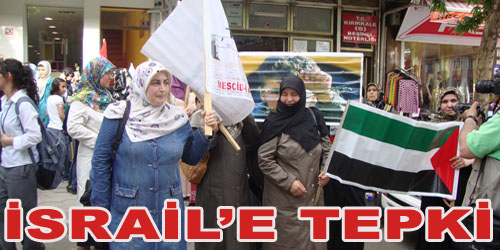 Cami`den Çıkan Cemaat İsrail`e Tepki Gösterdi