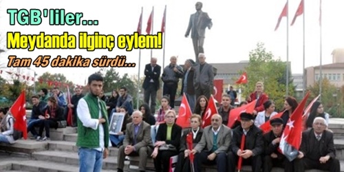 Anıtta nöbet tuttular!