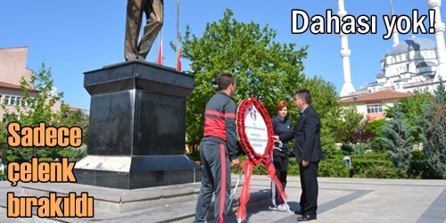 Çelenk konuldu