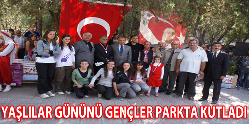 Yaşlılar Gününü Gençlerle Parkta Kutladı  