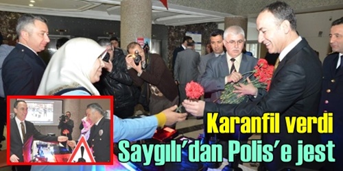 Polislere karanfil dağıttı