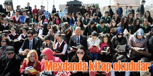 Meydanda kitap okudular