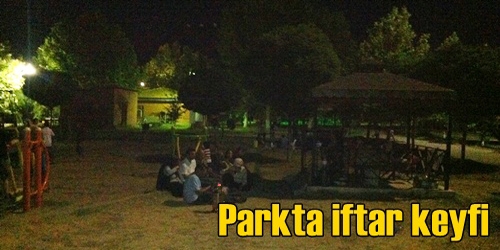 Parkta İftar Yapıyorlar